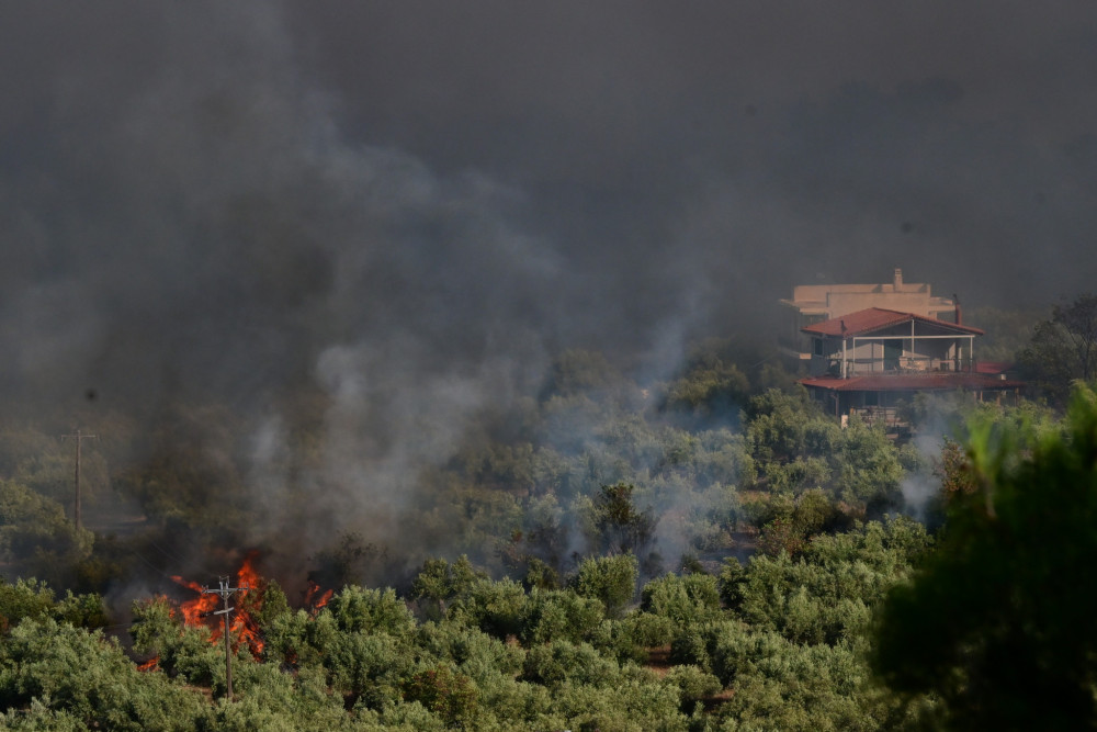 Σε πύρινη «πολιορκία»  το Πόρτο Γερμενό: Μεγάλη αναζωπύρωση - Δεν πετούν εναέρια λόγω καιρού - Δεκάδες σπίτια κάηκαν (video)