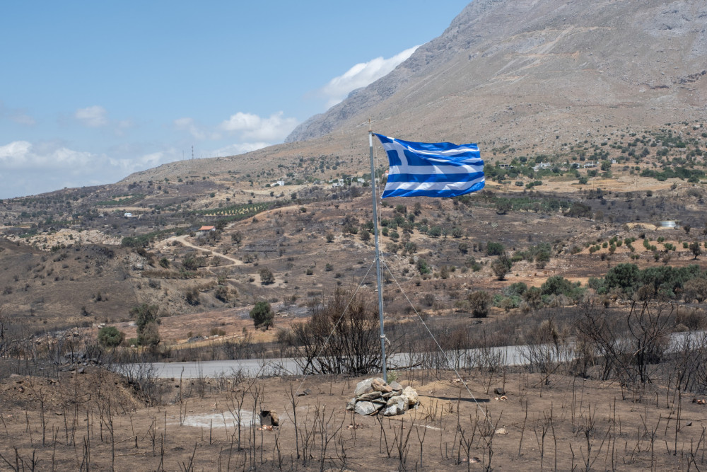 Ρέθυμνο: ύψωσαν την ελληνική σημαία στο σημείο όπου εντοπίστηκαν νεκροί οι δύο πυροσβέστες