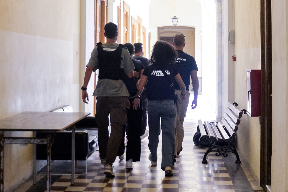 Σύρος: Ελεύθερη η 30χρονη για τη δολοφονία της διασώστριας, πώς απολογήθηκε το ζευγάρι