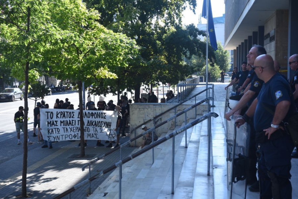 Δολοφονία Βάγιας Νέστορα: συγκέντρωση αλληλεγγύης έξω από τα δικαστήρια – Από το υπόγειο η μεταγωγή των συλληφθέντων (video)