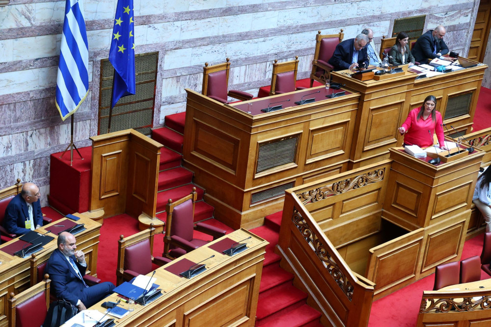 Κόντρα χωρίς όρια στη Βουλή, με σφοδρή σύγκρουση Ζωής Κωνσταντοπούλου και ΚΚΕ