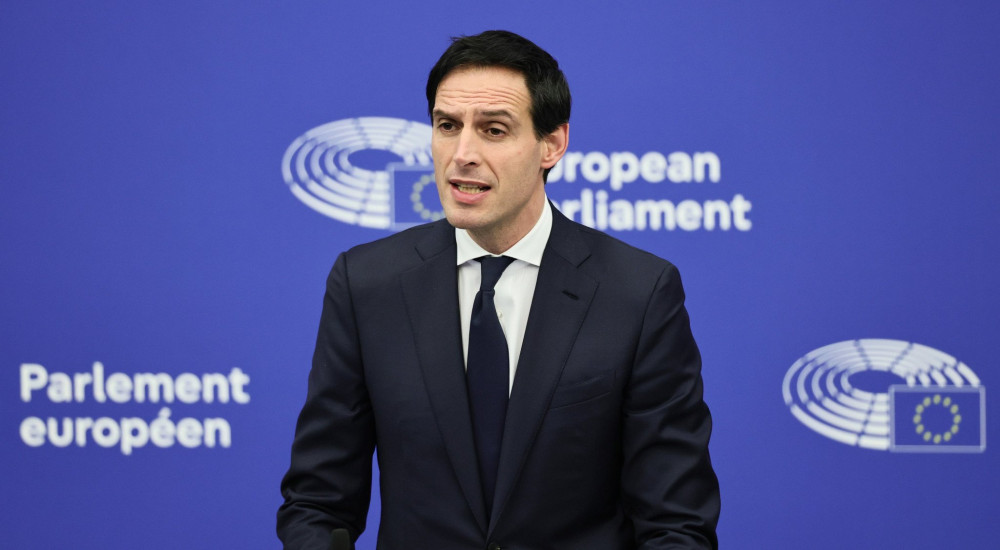 Wopke Hoekstra: «Κι άλλα χρήματα στην ηλεκτροκίνηση» απαιτεί η Ευρώπη από την αυτοκινητοβιομηχανία