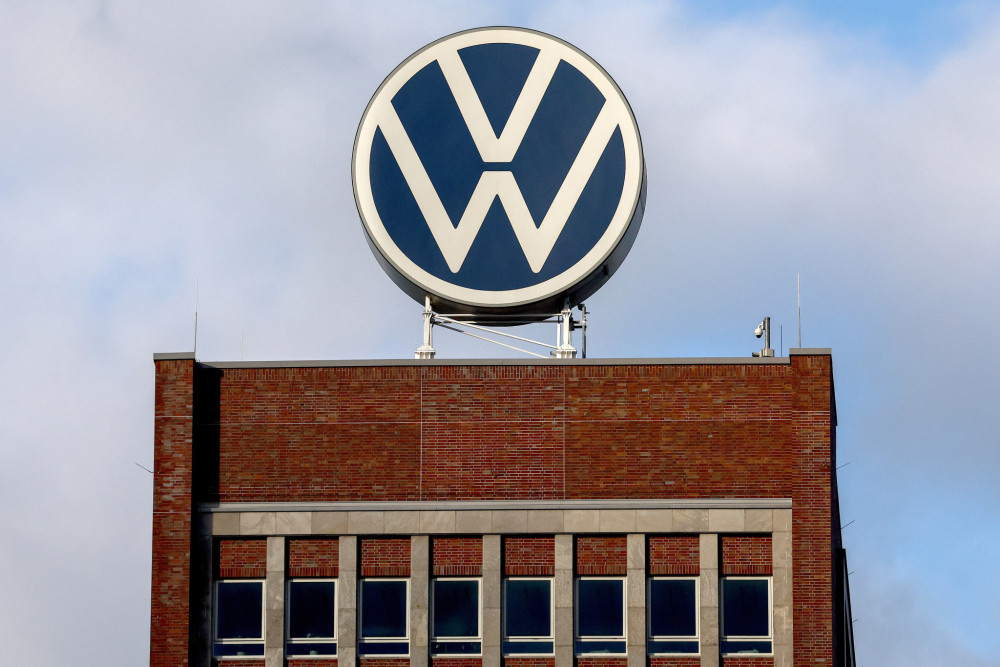 Volkswagen: Γιατί ο γερμανικός κολοσσός αλλάζει μοντέλο παραγωγής και κόστους (video)