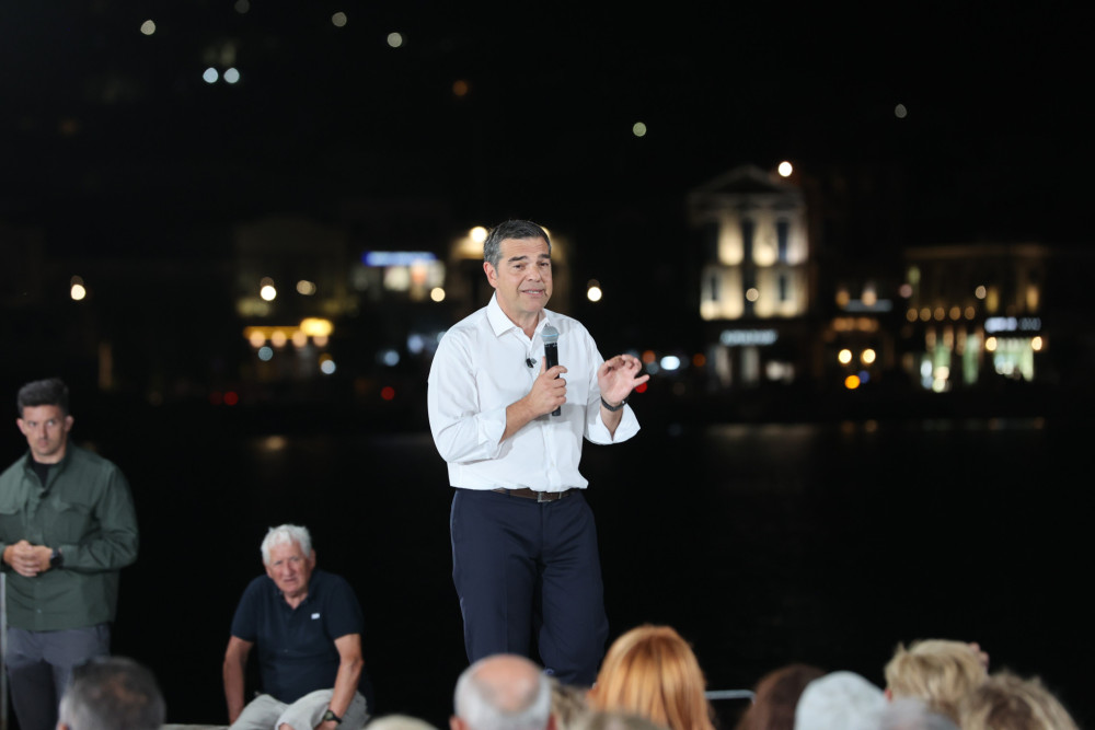 Τσίπρας με τσιτάτα, μπούρδες και μπόλικα κλισέ