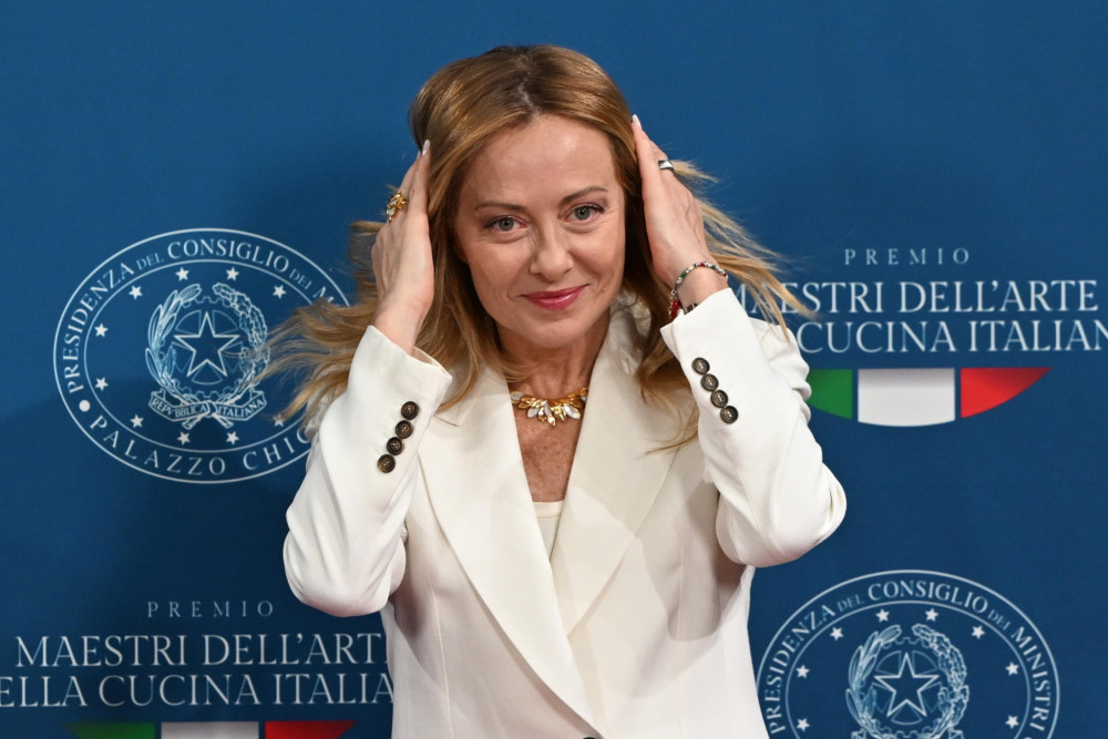 Politico: Γιατί η Μελόνι σκληραίνει τη στάση της στο Μεταναστευτικό και ανοίγει μέτωπο με την Ισπανία