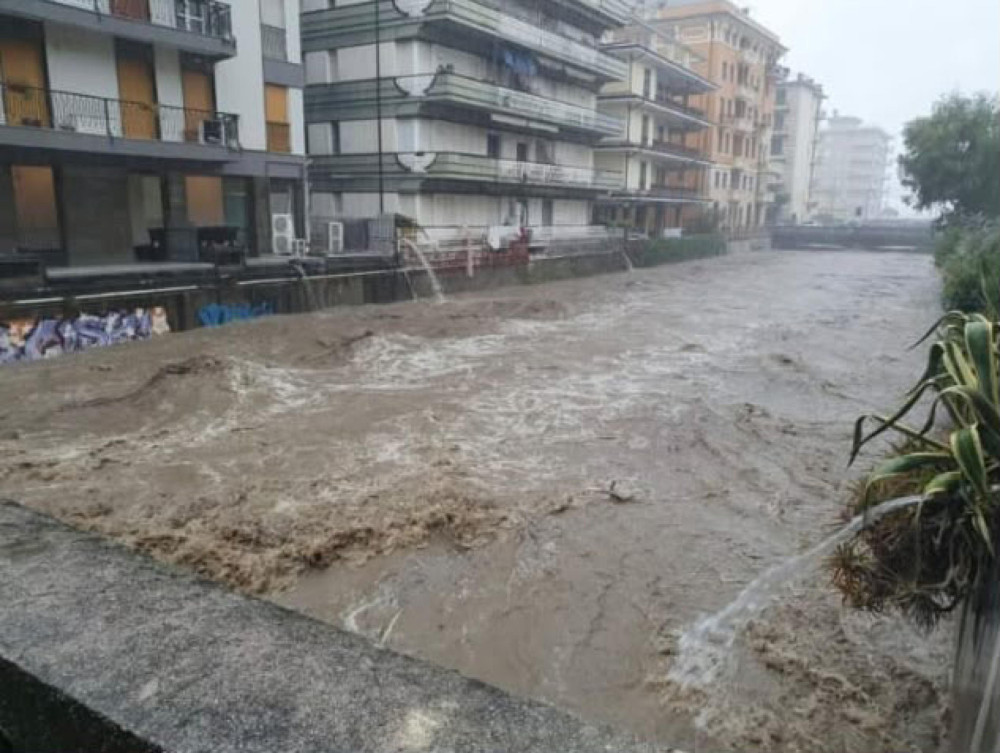 Ιταλία: Σφοδρή κακοκαιρία πλήττει το Μιλάνο - Πλημμύρες, κατολισθήσεις και εκκενώσεις στη Λομβαρδία