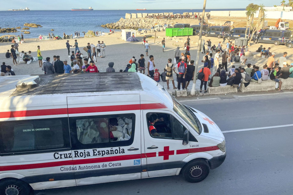 Θέουτα: Η Ισπανία ζητά τη συνδρομή της Frontex μετά τη μαζική είσοδο μεταναστών
