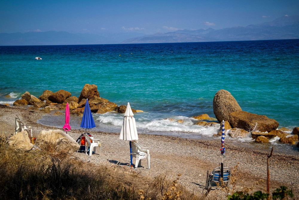 Προβληματισμός στο Μαξίμου: τσιμέντο στα 25 μέτρα από τον αιγιαλό