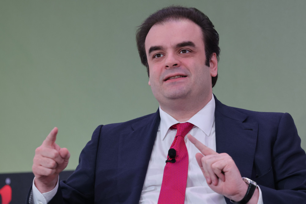 Σεμνά και με δουλειά: Από τον μνημονιακό Τσίπρα στην κανονικότητα… ένας Πιερρακάκης δρόμος