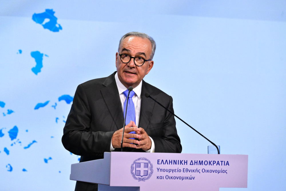 Νίκος Παπαθανάσης: Πάνω από 1 δισ. ευρώ το πακέτο της ΔΕΘ – Στο επίκεντρο μεσαία τάξη, συνταξιούχοι και νέοι (video)