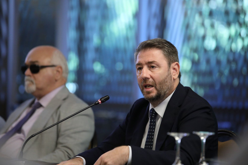 ΠΑΣΟΚ: χτυπάνε τον θυμωμένο Νικόλα στην ταράτσα