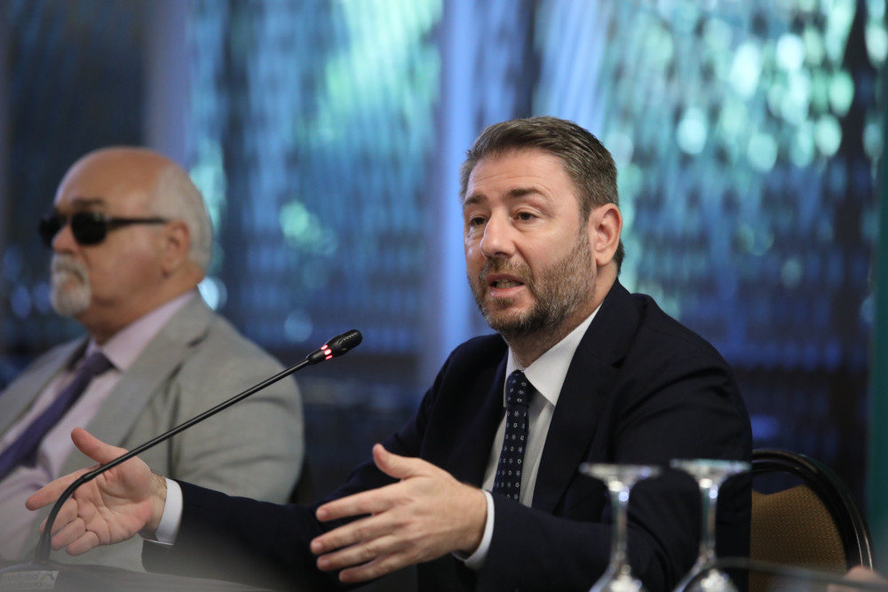 Ο Ανδρουλάκης αναζητεί πολιτικό σωσίβιο: ψήνεται deal «κορυφής»