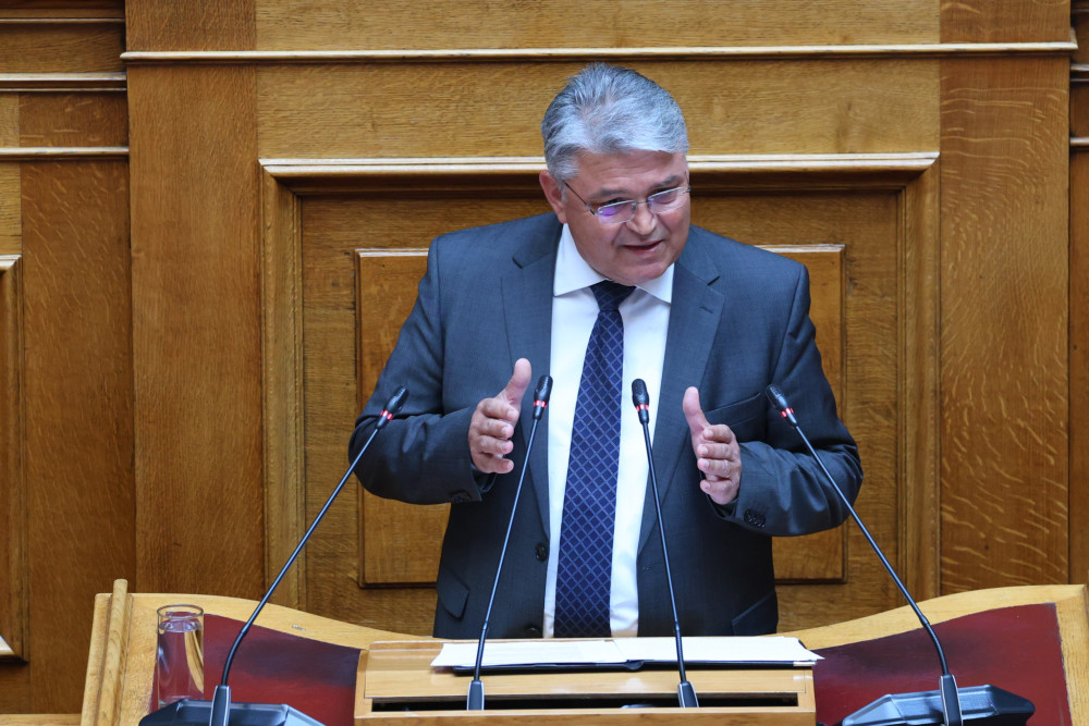 Νίκη: Επενδύει ξανά στον φόβο για τις νέες ταυτότητες - Πολιτική πάνω σε σενάρια συνωμοσίας
