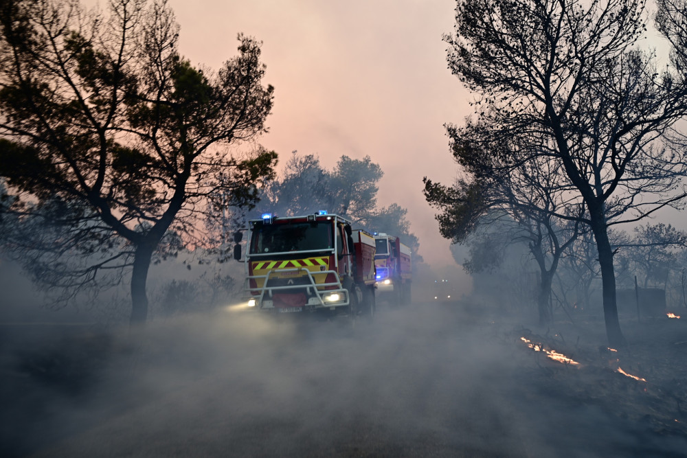 Δυτική Αττική: Πέμπτο 24ωρο μάχης με τις φλόγες - Νέα αναζωπύρωση μεταξύ Λούμπας και Ψάθας (video)
