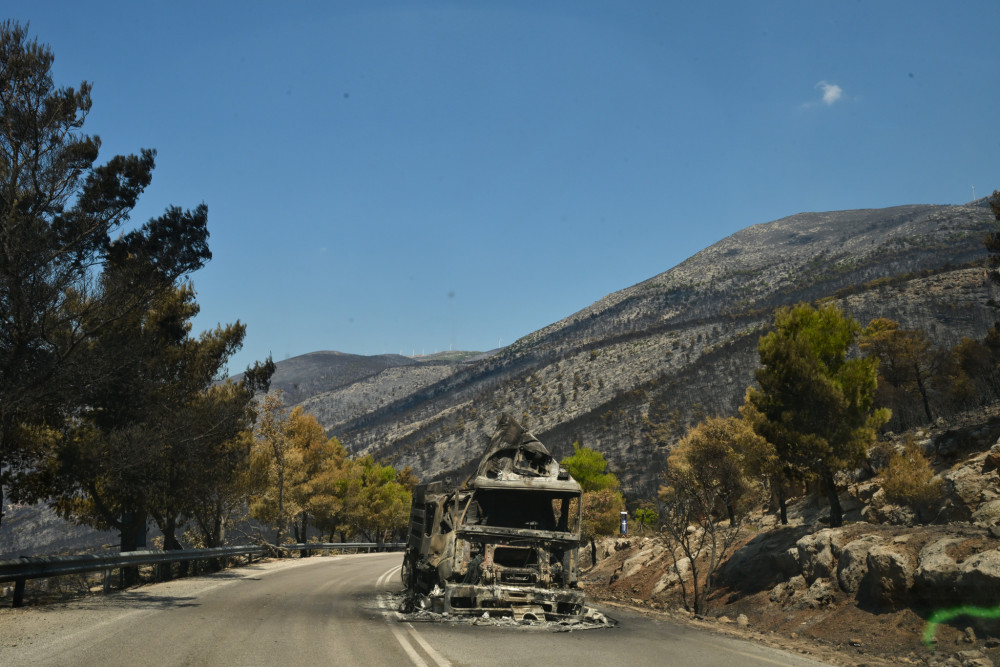 Φωτιά στη Δυτική Αττική: Καλύτερη η εικόνα - Σε Red Code η Αττική, 144.243 στρέμματα έγιναν στάχτη (photo & video)