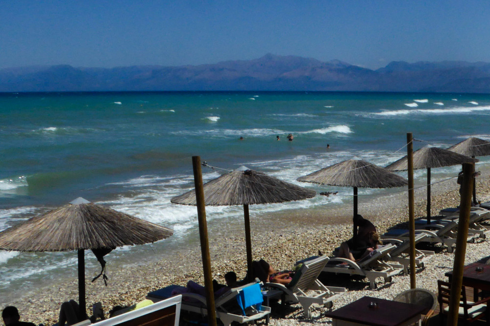 Καιρός: ζέστη έως 38°C και ισχυροί άνεμοι - Υψηλός κίνδυνος πυρκαγιάς σε 28 περιοχές (video)