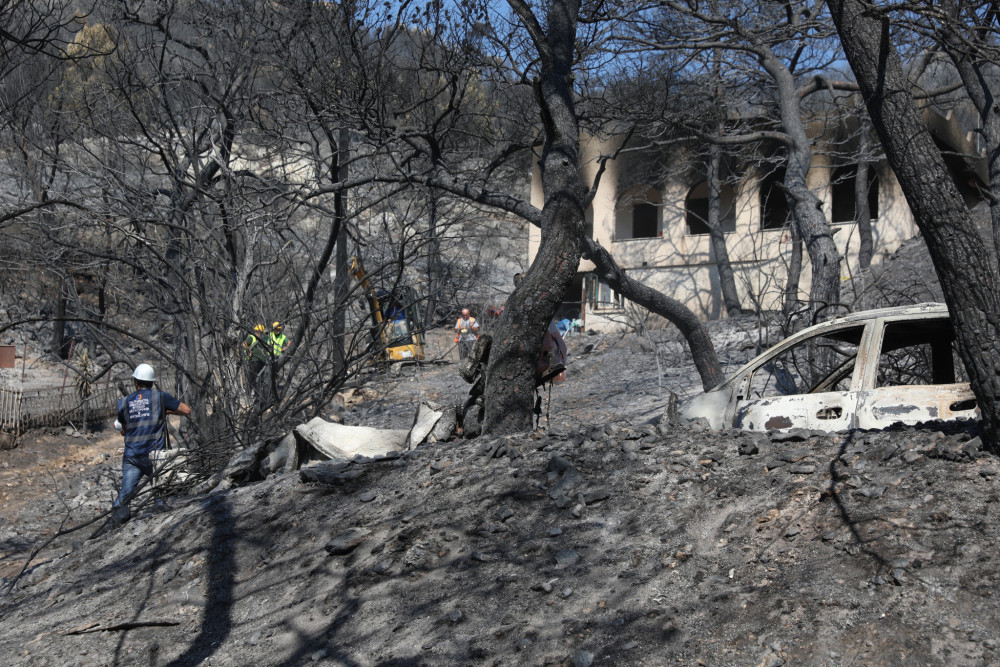 Φωτιά στη Σαλαμίνα: Ξεκινούν αυτοψίες στα καμένα σπίτια - Στο μικροσκόπιο της ΔΑΕΕ τα αίτια (video)