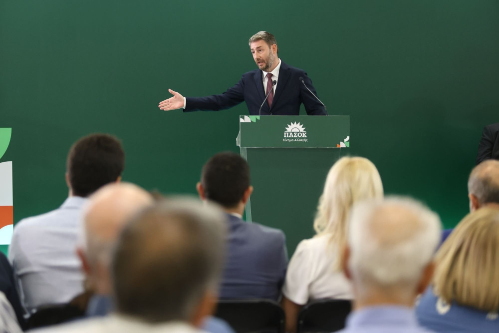 Χαμένο στη δίνη της αριστερόστροφης πολιτικής το ΠΑΣΟΚ: ο αποχαιρετισμός στο κέντρο