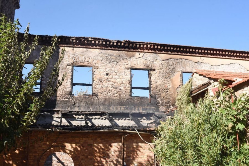 Πάτρα: χωρίς ενεργές φλόγες η φωτιά στην Achaia Clauss - Πώς ξεκίνησε η πυρκαγιά στο ιστορικό οινοποιείο (video)