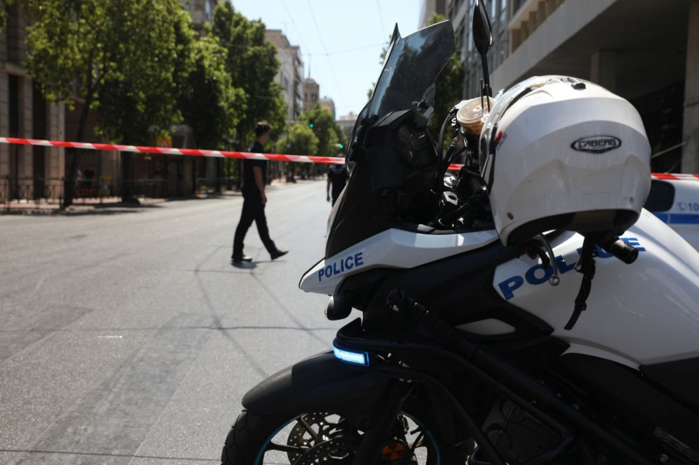 31χρονος επιτέθηκε με μαχαίρι σε αστυνομικούς στο ΑΤ Μάνδρας - Τον πυροβόλησαν στην κοιλιά