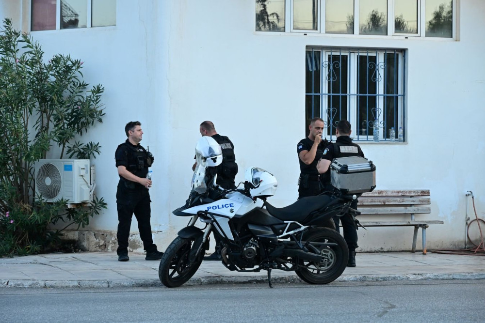 Μάνδρα: «Ρίξτε μου» φώναζε στους αστυνομικούς ο 31χρονος που τους επιτέθηκε με μαχαίρι