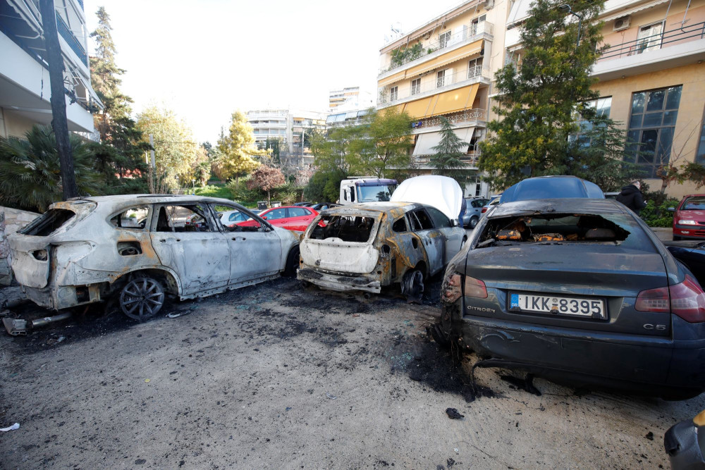 Κόρινθος: βίντεο-ντοκουμέντο από απόπειρα εμπρησμού αυτοκινήτων (video)