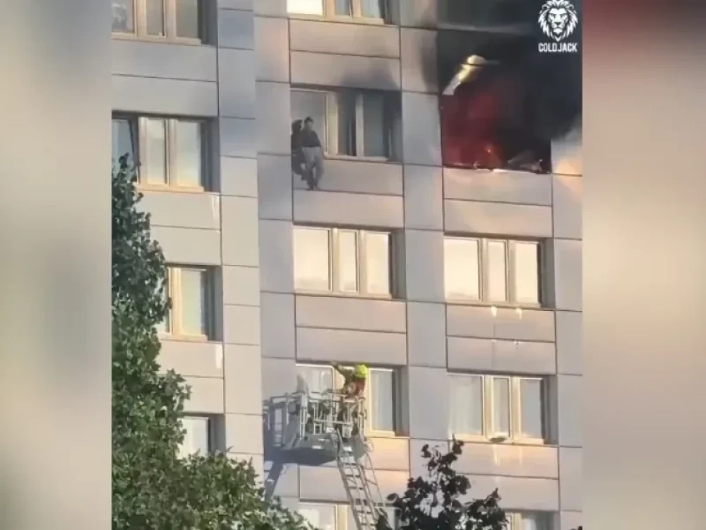 Βερολίνο: πήδηξε από τον 11ο όροφο σε καλάθι της Πυροσβεστικής - Καρέ καρέ η δραματική διάσωση
