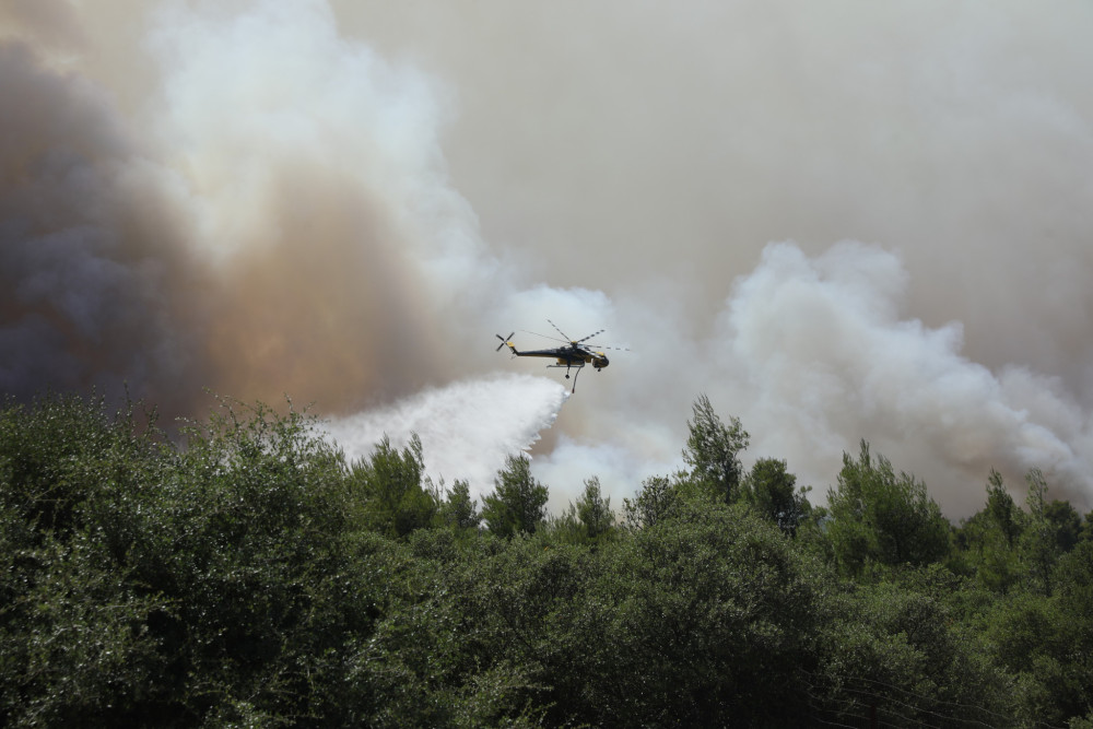 Συγκρούστηκαν δύο ελικόπτερα που επιχειρούσαν στη φωτιά της Ψάθας (video)