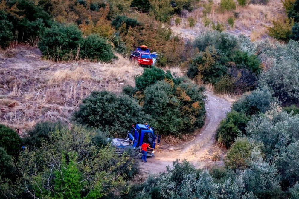 Πυροσβεστική: επιχείρηση απεγκλωβισμού τριών ηλικιωμένων που έπεσαν σε χαράδρα 150 μέτρων