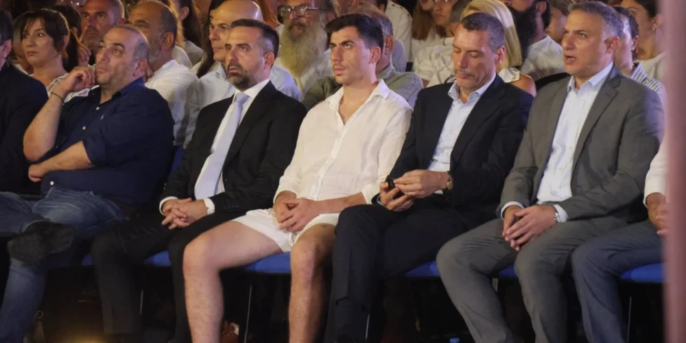 Κύπρος: αντιδράσεις για την εμφάνιση του Φειδία Παναγιώτου με σορτς σε εκδήλωση για Ισαάκ και Σολωμού (φωτογραφίες)