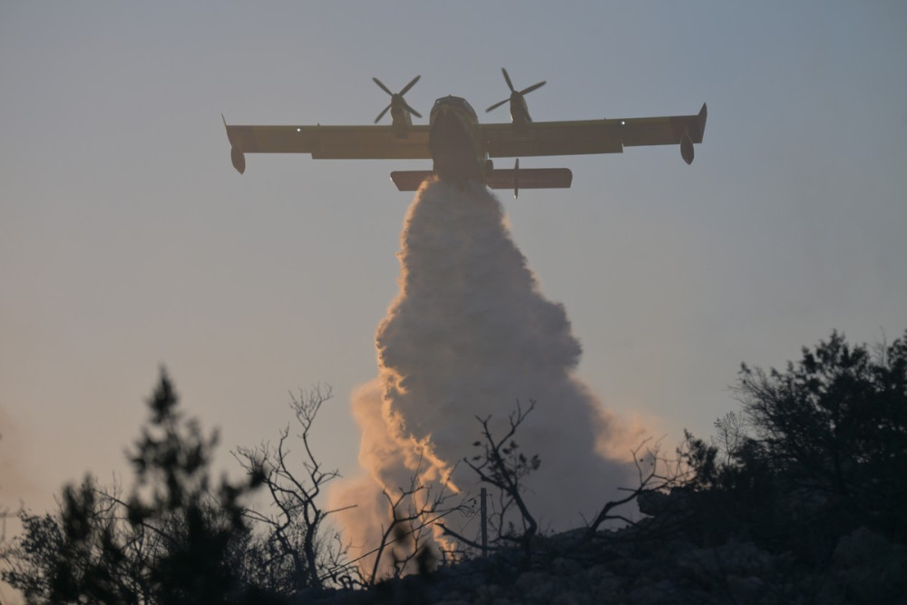 Σαλαμίνα: Διάσπαρτες εστίες φωτιάς - Περίπου 600 απεγκλωβισμοί διά θαλάσσης (photo-video)