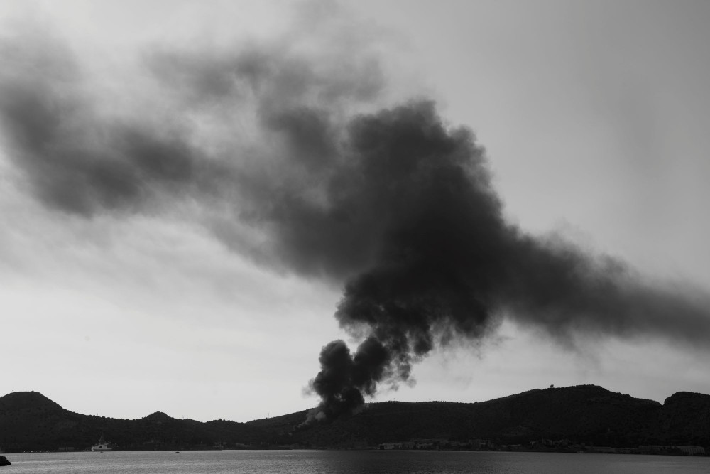 Σαλαμίνα: υπό έλεγχο η φωτιά, τι λέει η Πυροσβεστική για τις εκρήξεις