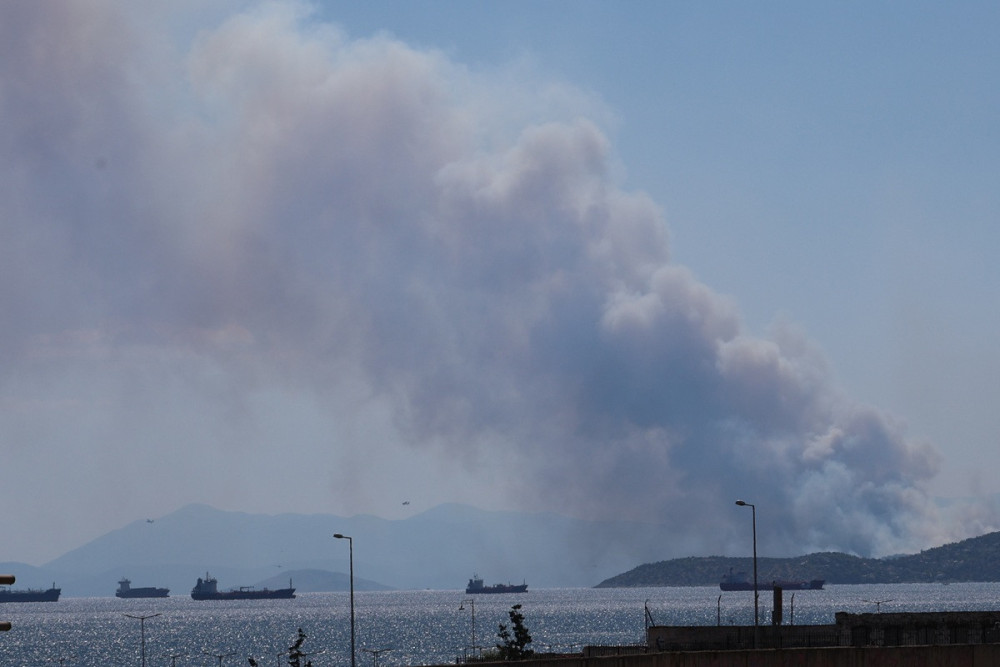 Δύο ενεργά μέτωπα φωτιάς στη Σαλαμίνα: Αναφορές για νεκρούς - Ενισχύθηκαν οι δυνάμεις - Διαδοχικά μηνύματα 112 (video)