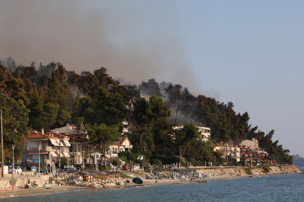 Πυρκαγιά στη Χαλκιδική: πού μπορούν να μείνουν οι πολίτες μετά τις εκκενώσεις