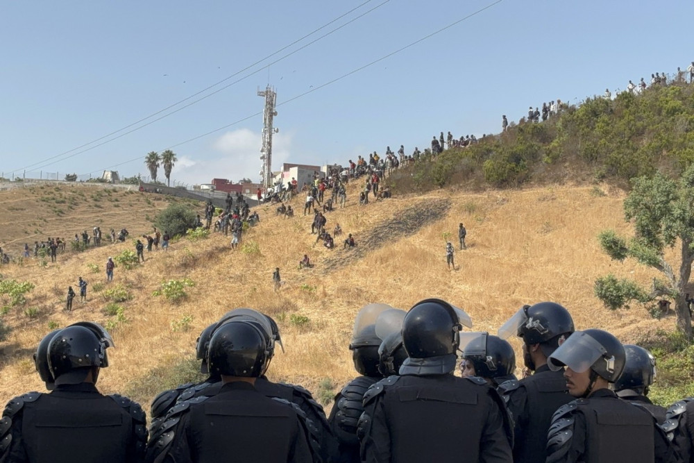 Νέα απόπειρα εισβολής μεταναστών στη Θέουτα: Εκατοντάδες υπό κράτηση στο Μαρόκο (photo-video)