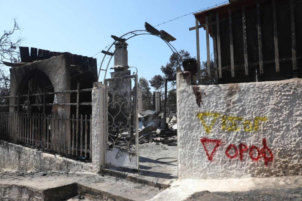 Φωτιά στη Σαλαμίνα: 22 κτήρια με ζημιές στο Αιάντειο, πέντε χαρακτηρίστηκαν «κόκκινα»