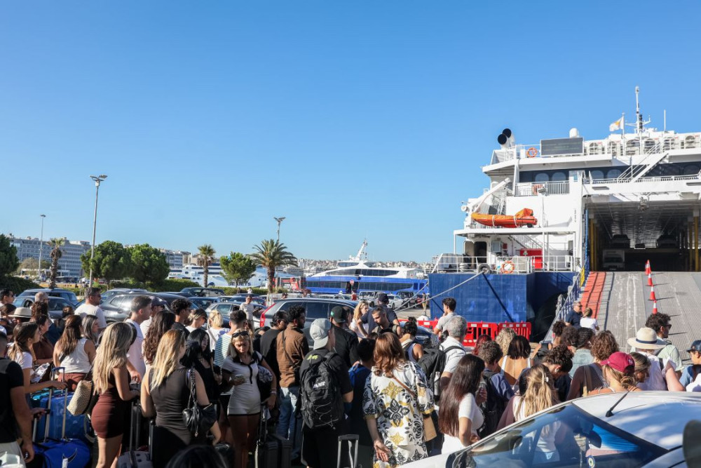 Κορυφώνεται η έξοδος των αδειούχων Αυγούστου: πάνω από 100.000 έφυγαν από Πειραιά