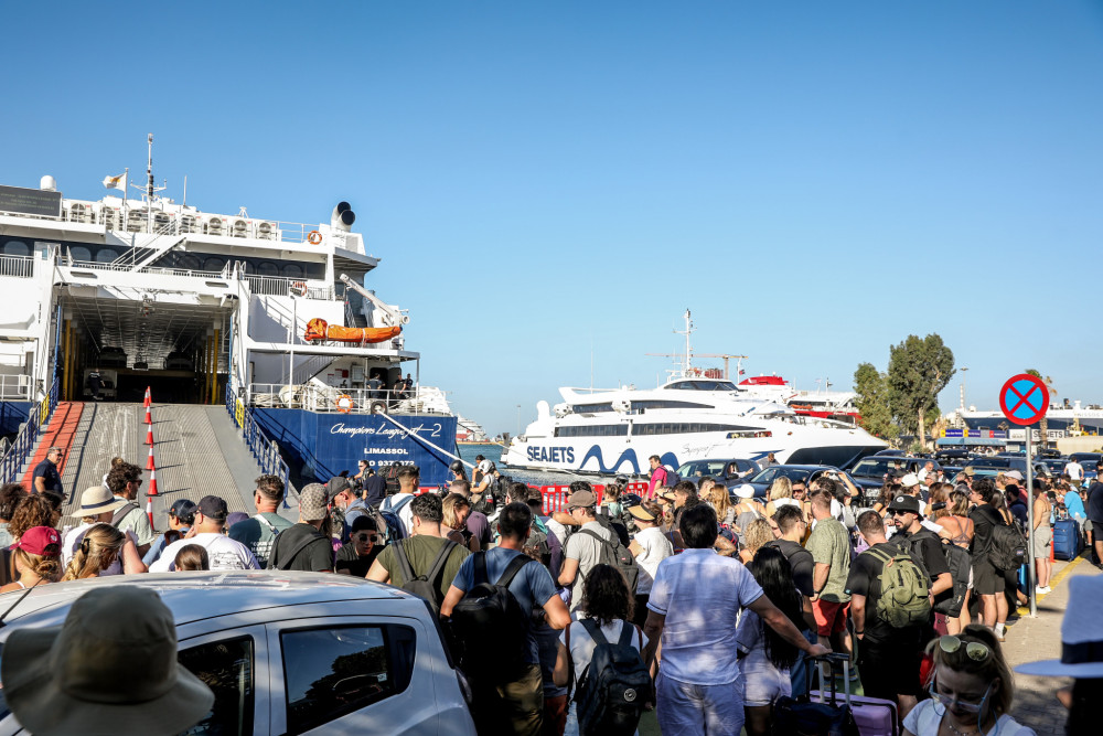 Πάνω από 129.000 επιβάτες αναχώρησαν από τα λιμάνια της Αττικής το τριήμερο (video)