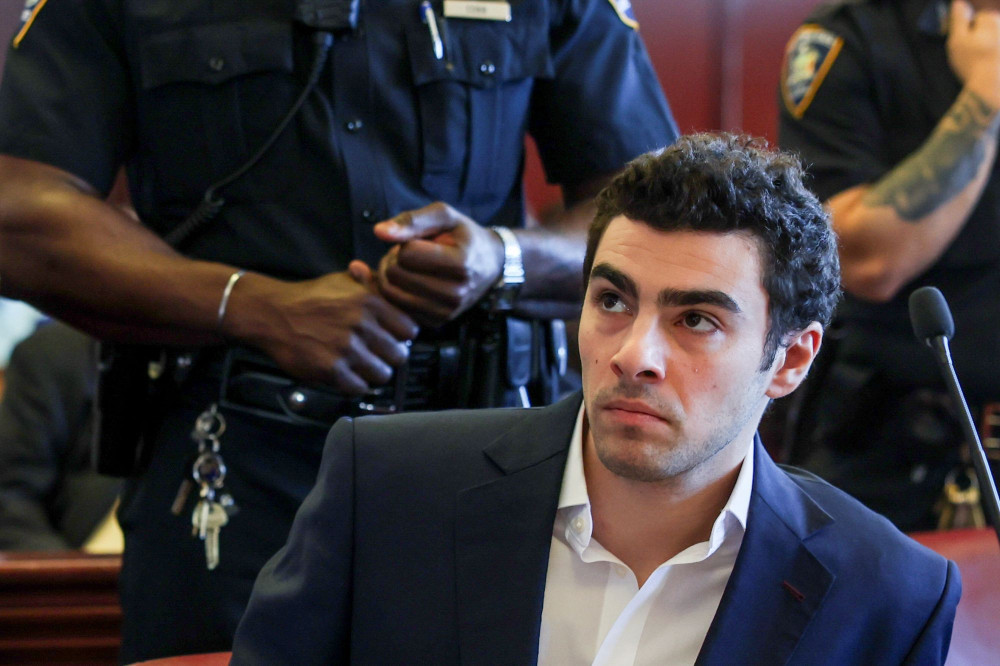 Αναβολή της δίκης του Μαντζιόνε στο πολιτειακό δικαστήριο της Νέας Υόρκης, για τη δολοφονία Τόμσον