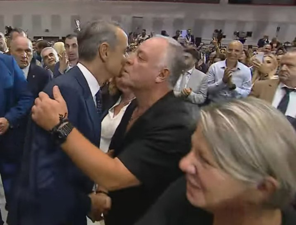 Ο συμβολισμός πίσω από την αγκαλιά Μητσοτάκη με τους γονείς του Γιώργου Λυγγερίδη