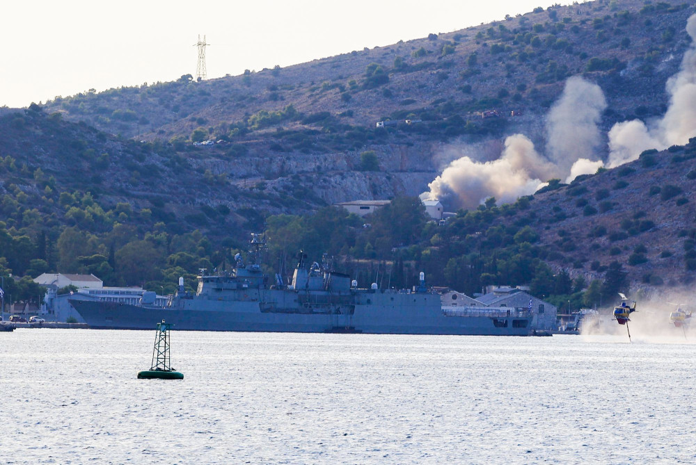Φωτιά στη Σαλαμίνα: Τι διευκρινίζει το ΓΕΝ για πλοία και εγκαταστάσεις