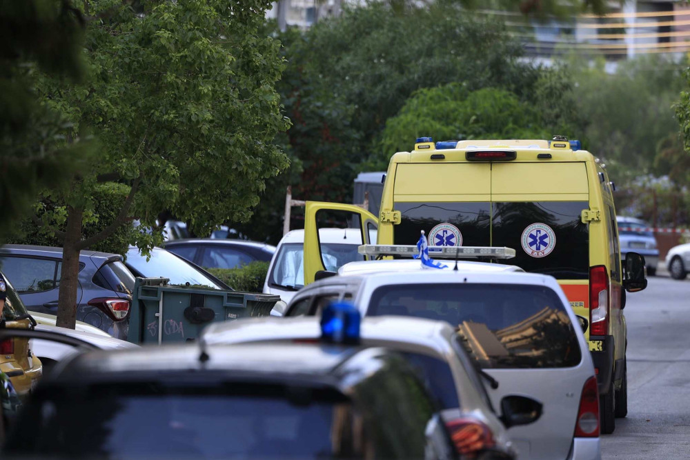 Διπλός θάνατος στη Νέα Σμύρνη: άνδρας και γυναίκα νεκροί από πυροβολισμούς σε είσοδο πολυκατοικίας