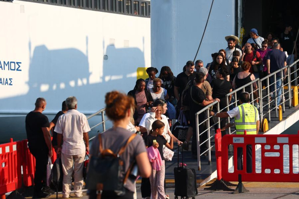 Κορυφώνεται η έξοδος των αδειούχων – Πάνω από 27.000 επιβάτες φεύγουν σήμερα από τα λιμάνια της Αττικής (video)