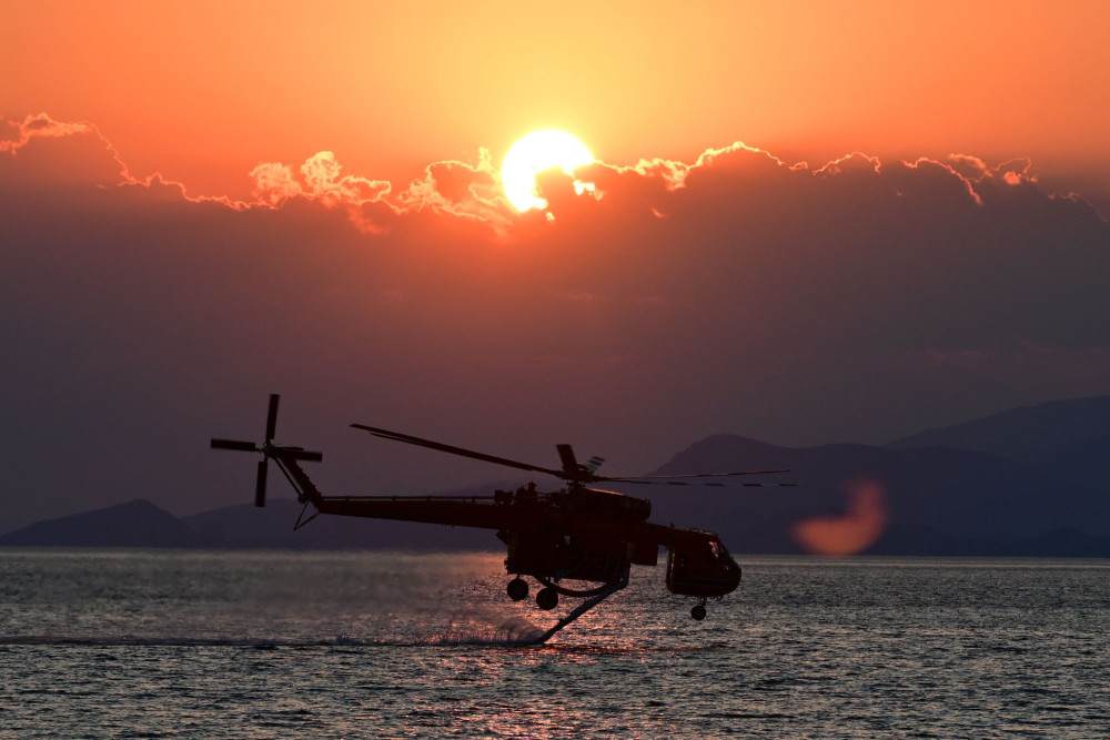 Φωτιά στη Δυτική Αττική: ολονύκτια μάχη με τις αναζωπυρώσεις