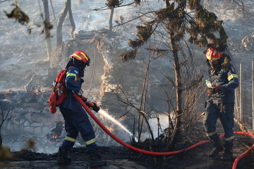 Χωρίς ενεργό μέτωπο η φωτιά στην Κάλυμνο - Υπό μερικό έλεγχο στην Κρήτη - Ήχησε το 112