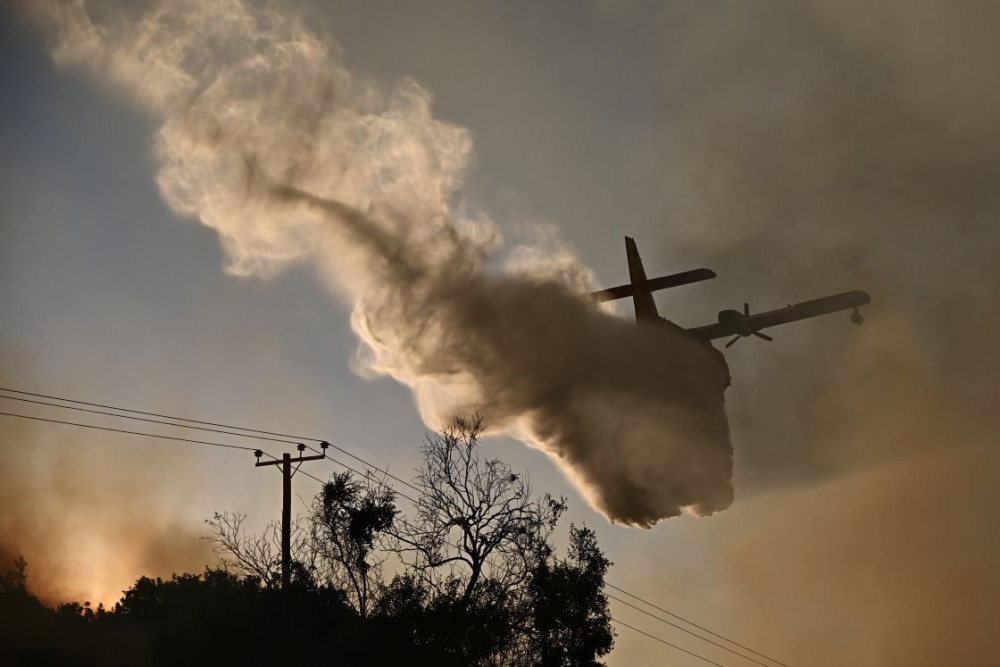Στη μάχη με τις φλόγες και οι Ένοπλες Δυνάμεις (video)