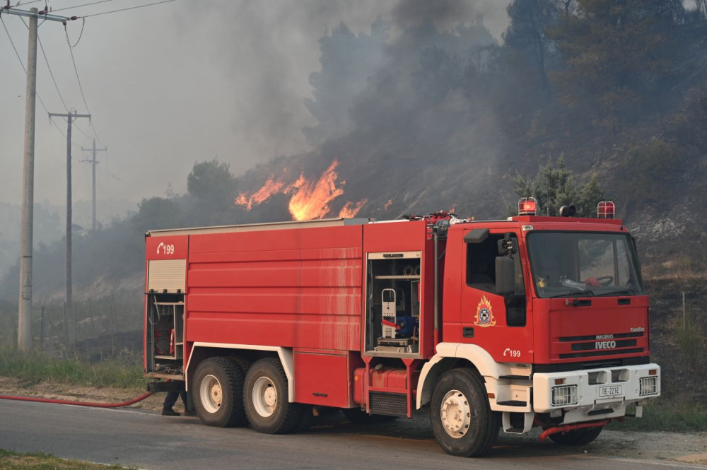 Χαλκιδική: ναυαγοσώστης σώζει πυροσβέστη που κατέρρευσε στην παραλία της Σίβηρης (video)