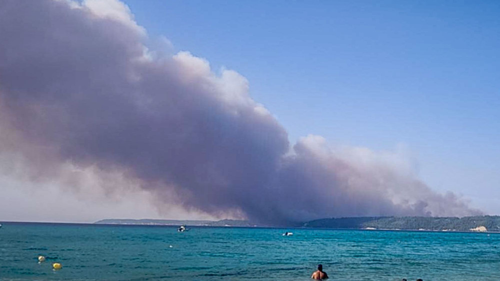 Μαρτυρία για καμένο σπίτι στη Σίβηρη: Η μάχη με τις φλόγες και νέες εκκενώσεις (video)
