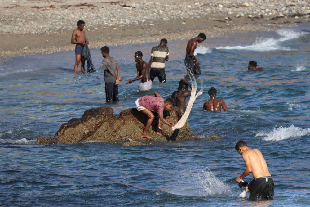 Απίστευτες εικόνες στην Ισπανία: βάρκα με μετανάστες φτάνει σε παραλία γεμάτη λουόμενους (video)