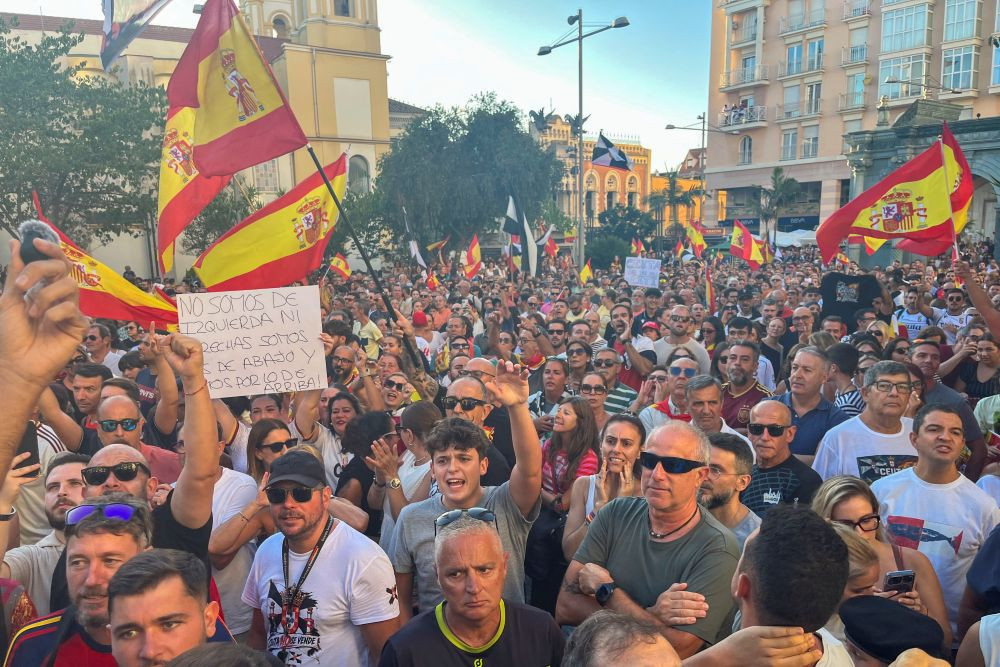 Εκρηκτική κατάσταση στη Θέουτα: κάτοικοι ξήλωσαν καταυλισμούς μεταναστών